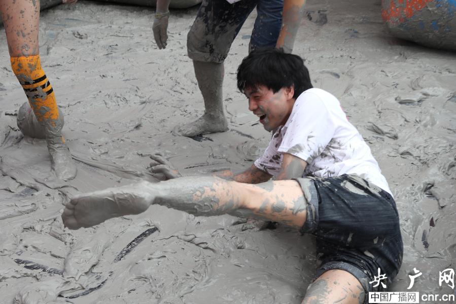 实拍广州生态泥足球赛：泥浆里的世界杯