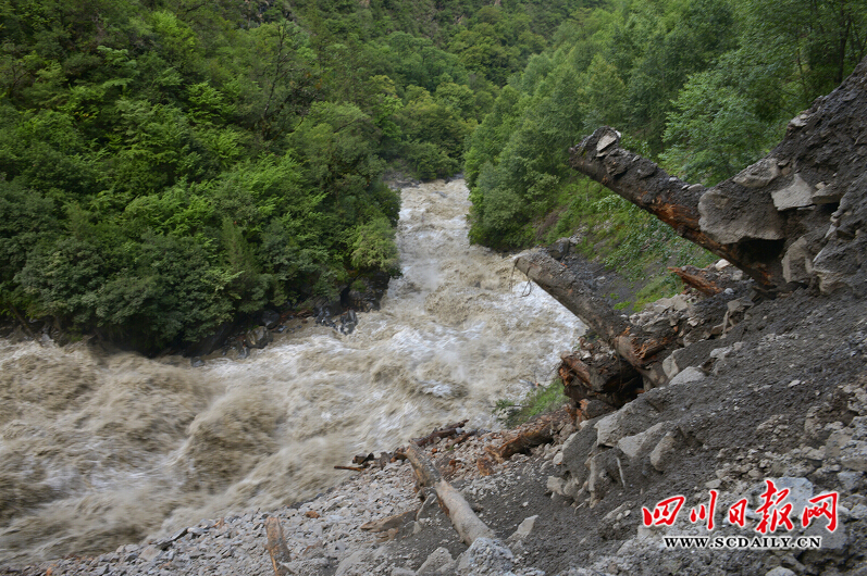 四川甘孜州道孚县遭受大雨袭击致部分公路中断