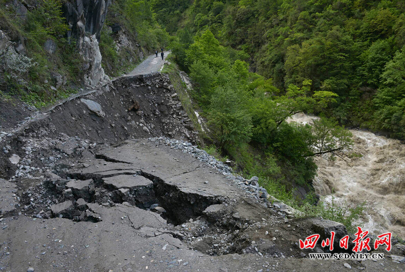 四川甘孜州道孚县遭受大雨袭击致部分公路中断