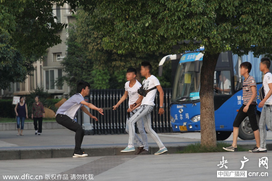 湖北襄阳街头中学生打群架