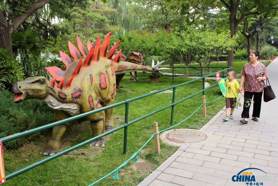 北京：60多只恐龙亮相陶然亭公园