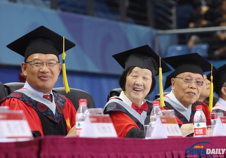 北京大学举行2014届本科生毕业典礼
