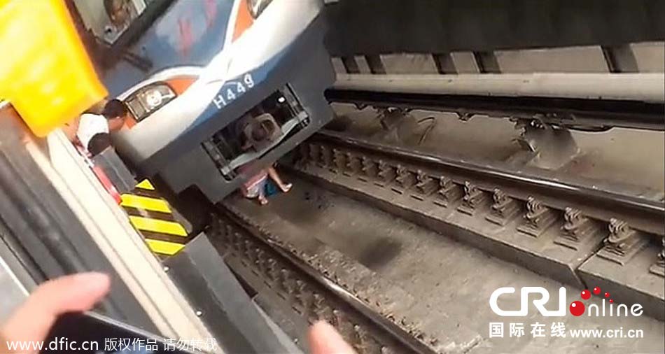 北京一孕妇跌落地铁站台 列车两米外紧急停车