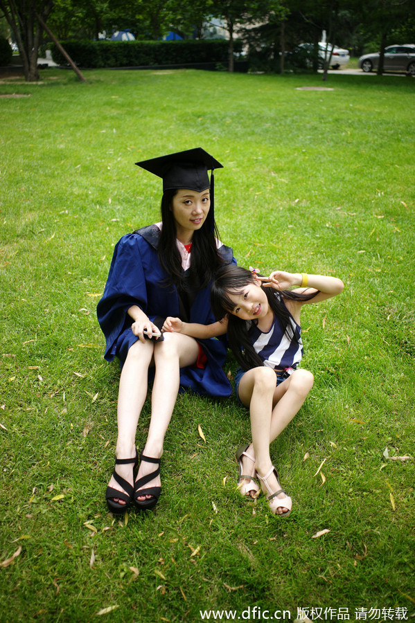 美女硕士堪称人生赢家 带女儿拍毕业照