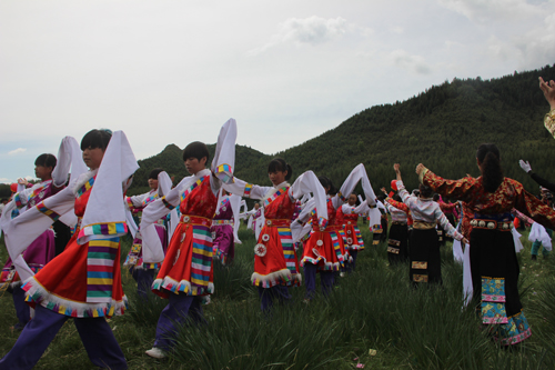 甘肃天祝藏族自治县：千余民众跳起锅庄舞开启民俗风情旅游节