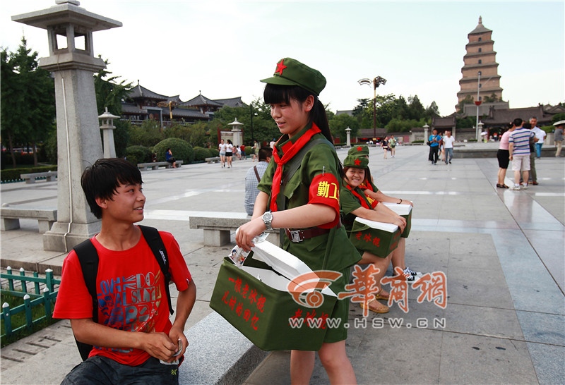 西安三女生穿“绿军装”卖“老冰棍”(高清组图)