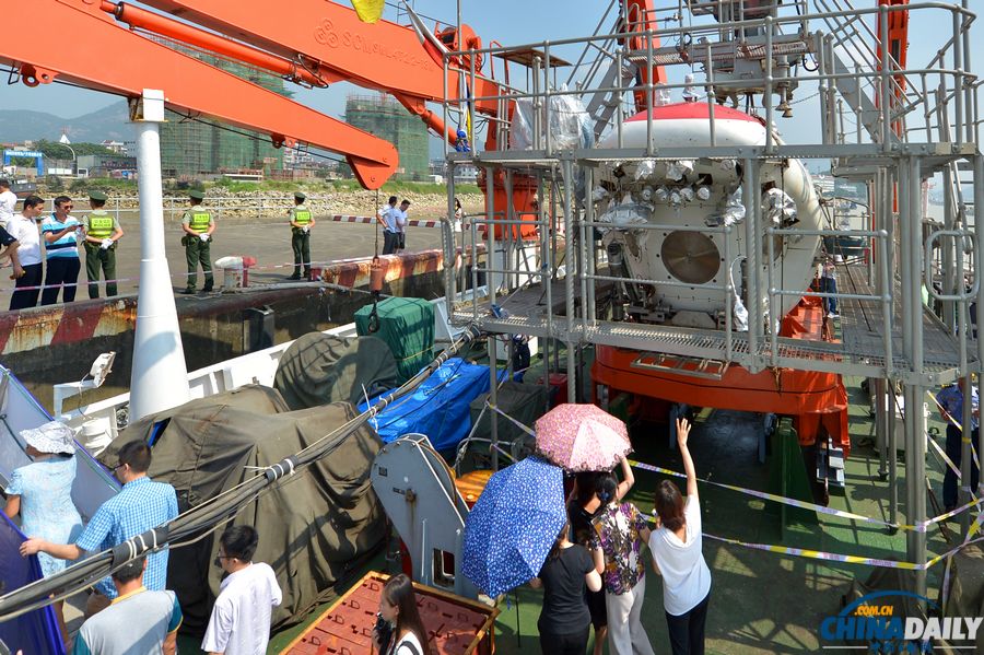 中国首艘载人潜水器“蛟龙”号对公众开放