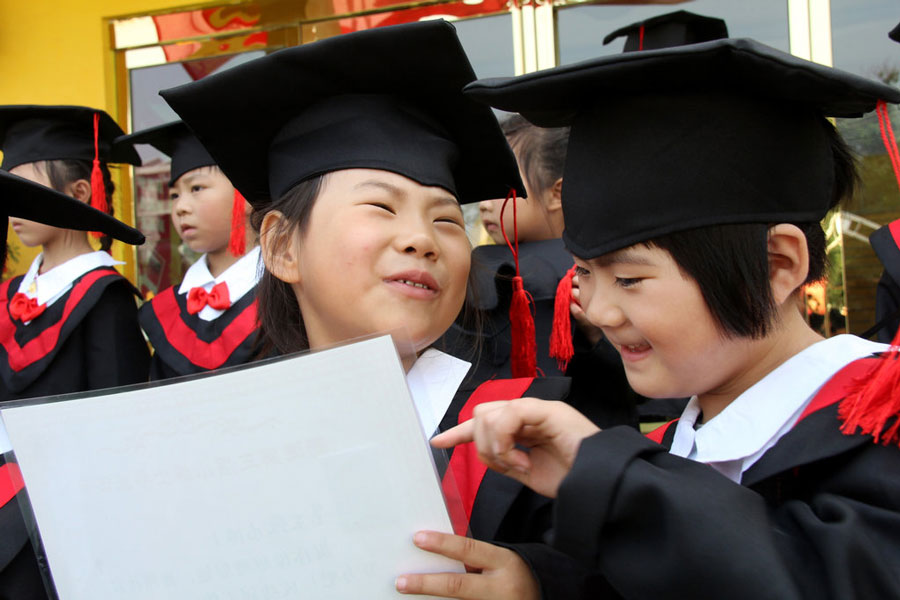 河南一幼儿园小朋友穿“博士服”拍毕业照