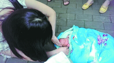 武汉：婴儿被弃闹市爬满蚂蚁 市民接力照顾（图）
