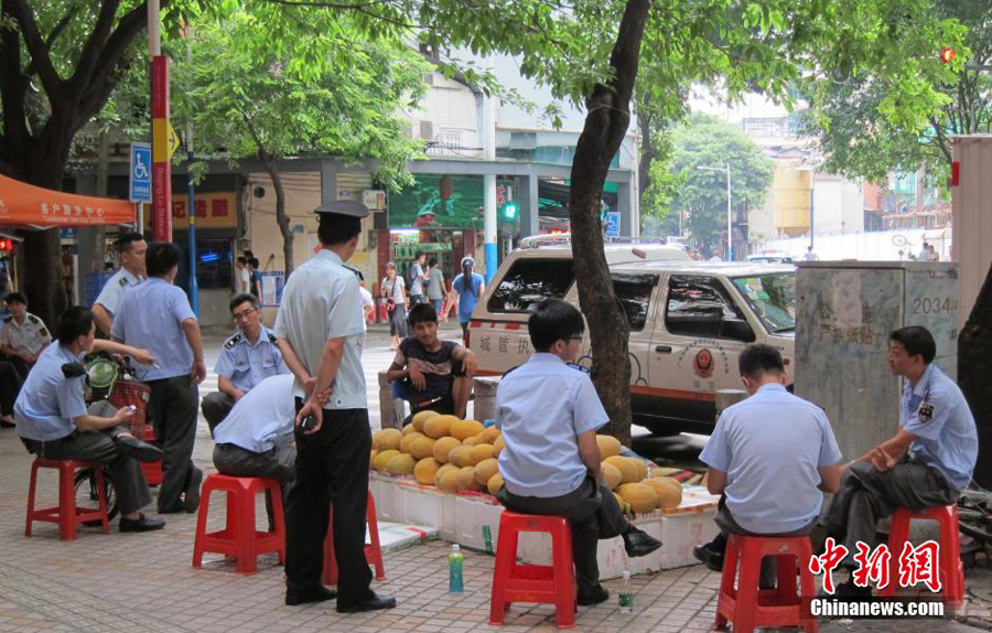 广州城管采取“软行动”清理街头摊贩