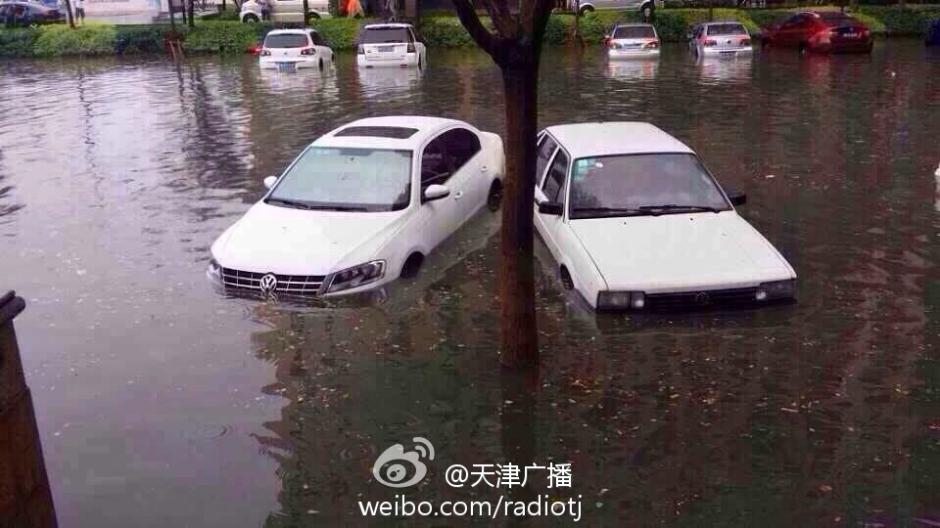 雷雨天气袭天津 低洼地区遭水浸