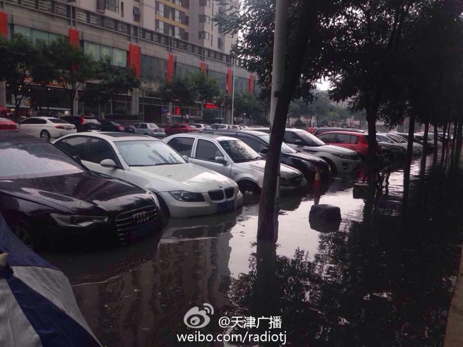 雷雨天气袭天津 低洼地区遭水浸