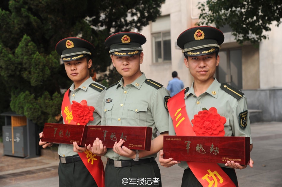 南京政治学院为毕业学员配发佩剑和军人身份牌(高清组图)