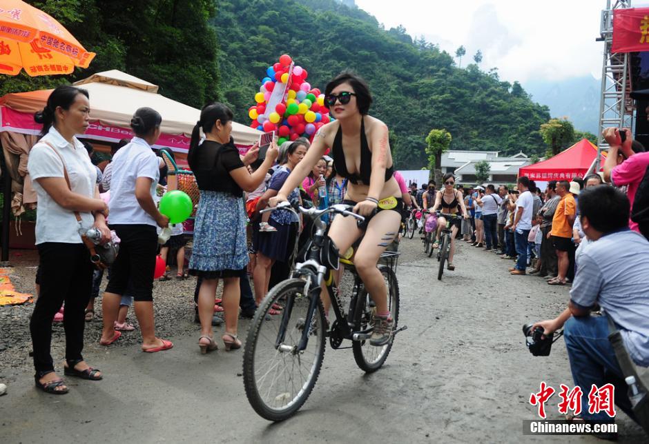 湖南张家界举行“彩骑”大赛 美女着比基尼参赛