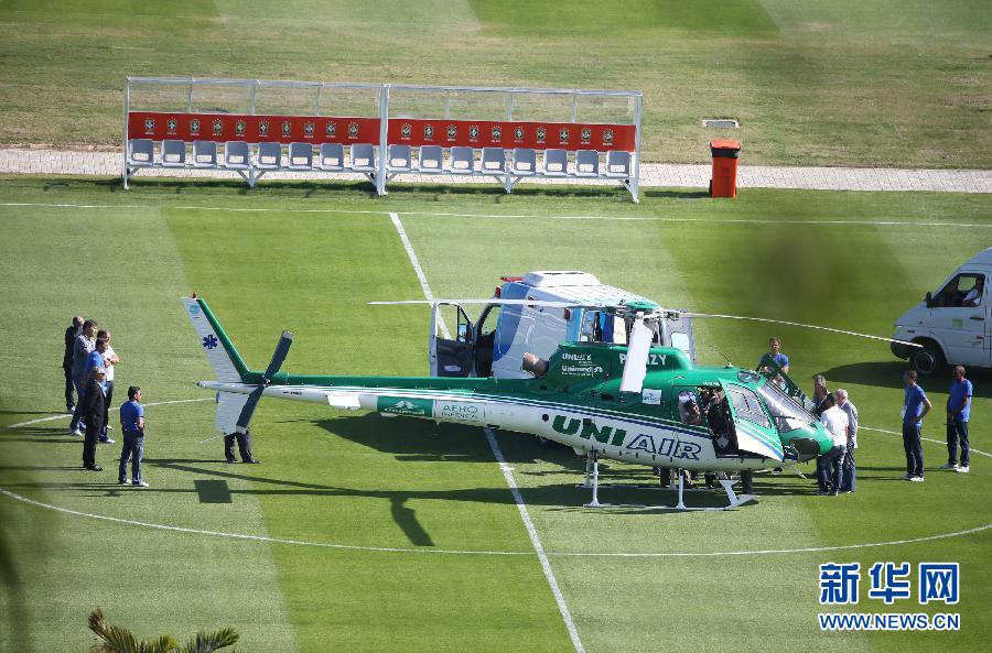 内马尔乘直升机离开巴西训练营 告别世界杯