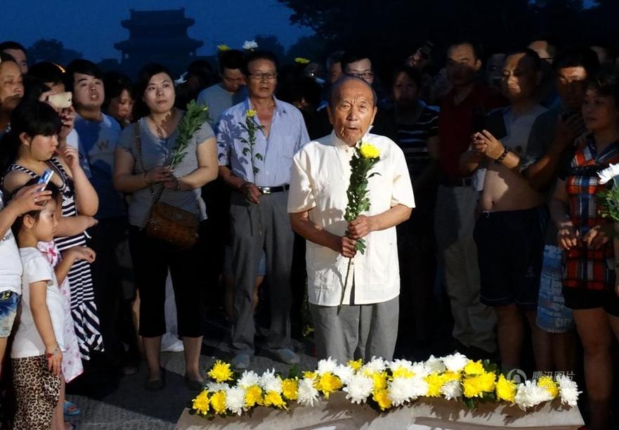 北京卢沟桥地区居民自发祭奠抗战英烈