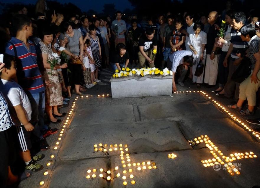 北京卢沟桥地区居民自发祭奠抗战英烈