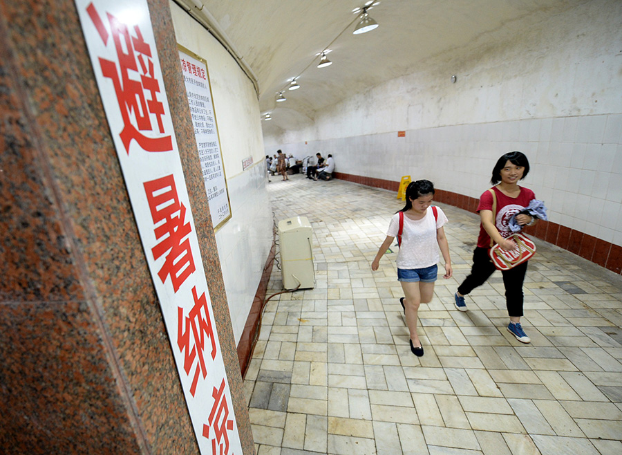 广西柳州开放防空洞供市民纳凉