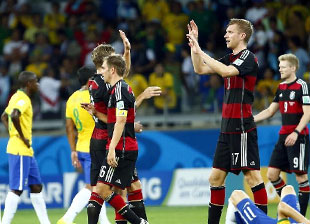 世界杯巴西惨败德国 双方球迷悲痛狂喜反差大