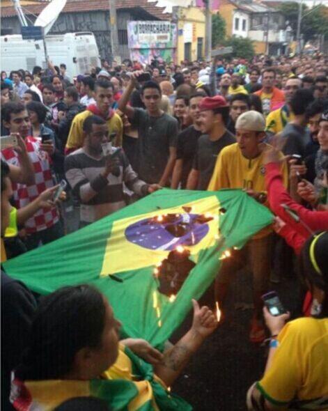 世界杯巴西惨败引骚乱 球迷烧国旗公交站泄愤