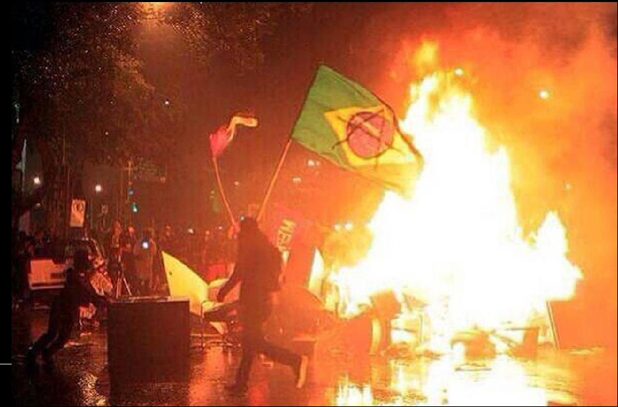 世界杯巴西惨败引骚乱 球迷烧国旗公交站泄愤