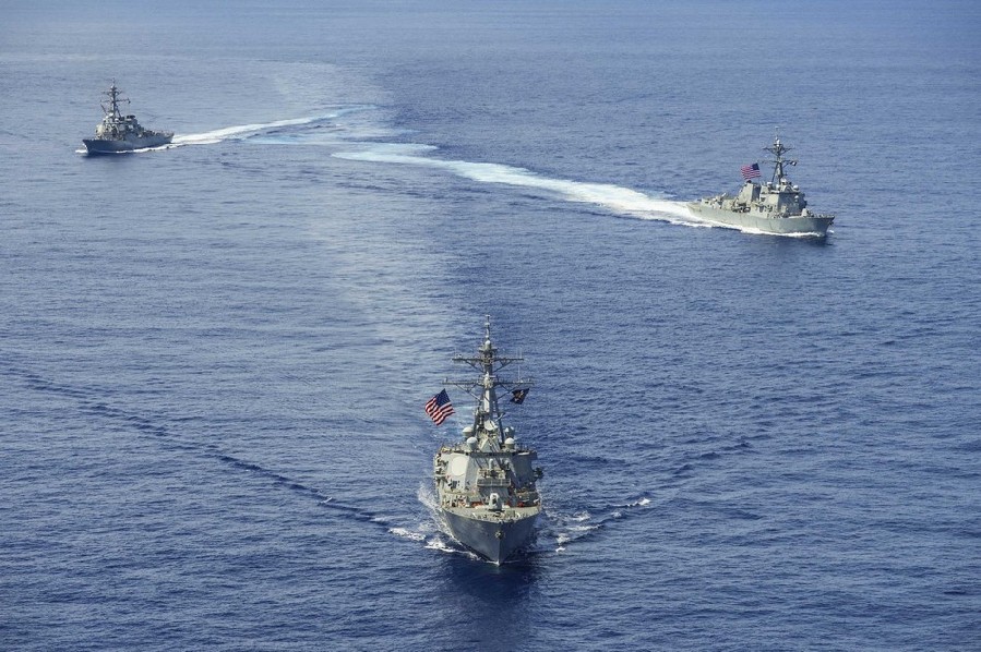 美军3艘宙斯盾舰出没中国南海 挂海盗旗