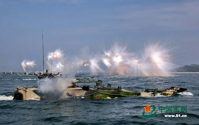 广州军区某装甲团海上编队驾驶训练