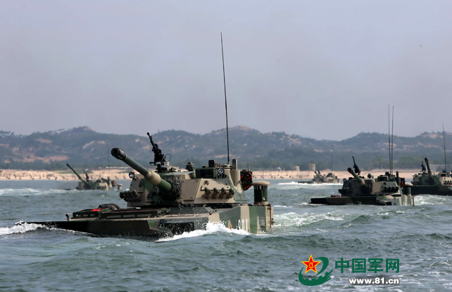广州军区某装甲团海上编队驾驶训练