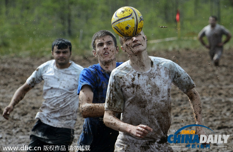 俄罗斯趣味沼泽足球赛 满身泥浆欢乐无比
