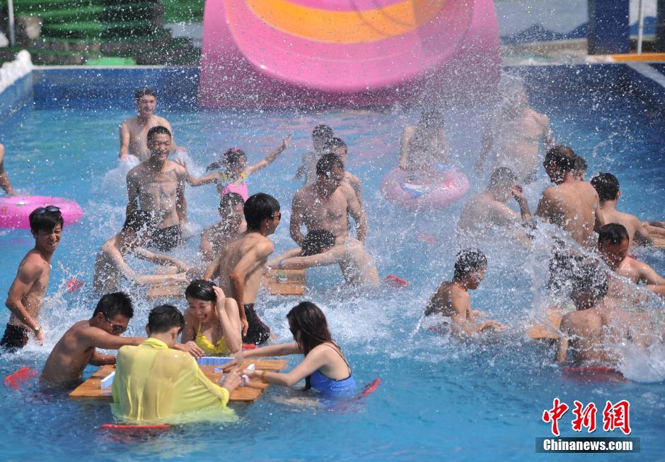 重庆发布高温橙色预警 市民水上玩麻将纳凉