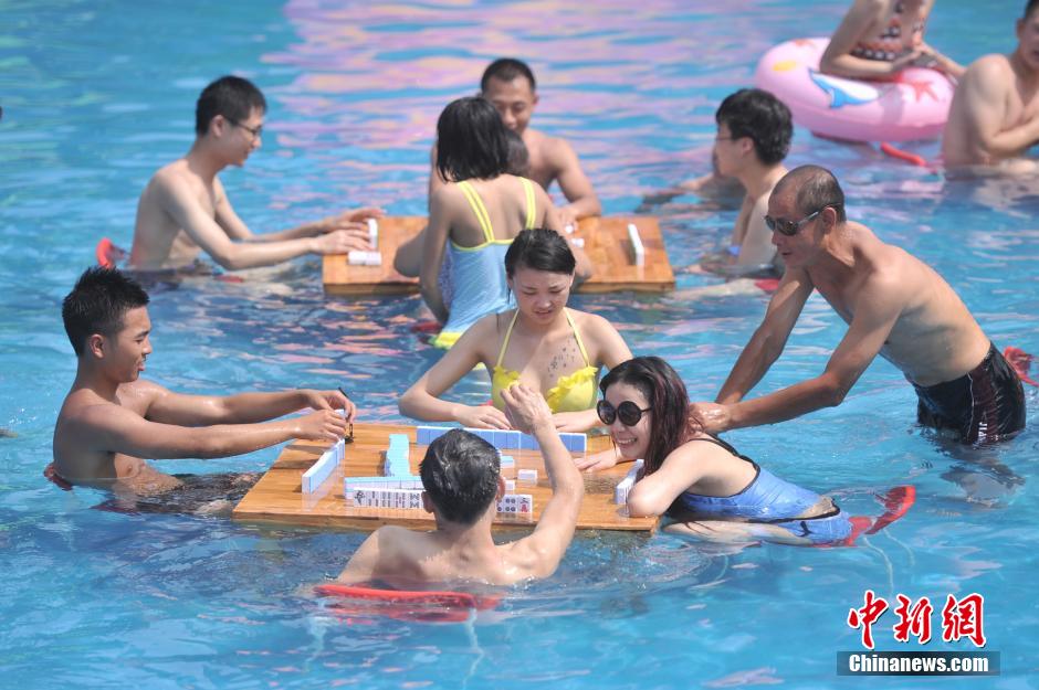 重庆发布高温橙色预警 市民水上玩麻将纳凉