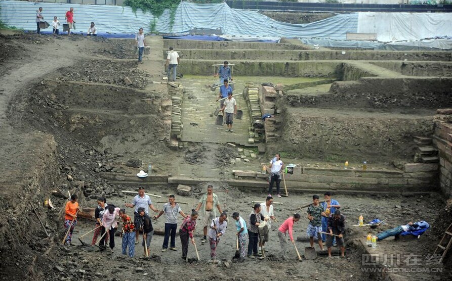 成都体育中心蜀王府遗址挖掘出护城河城壕