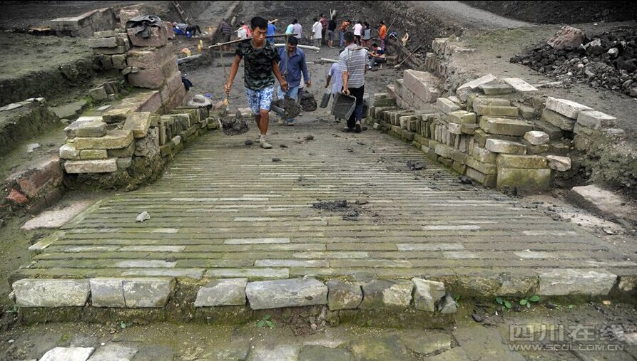 成都体育中心蜀王府遗址挖掘出护城河城壕