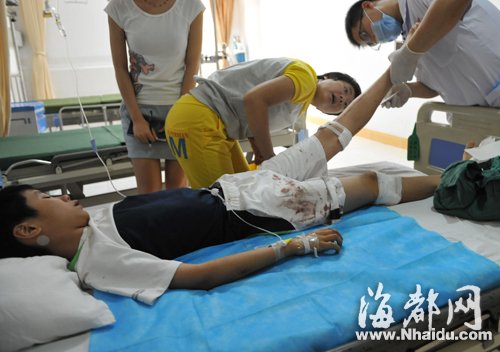 福州公交与货车相撞17人受伤两名乘客飞出窗外