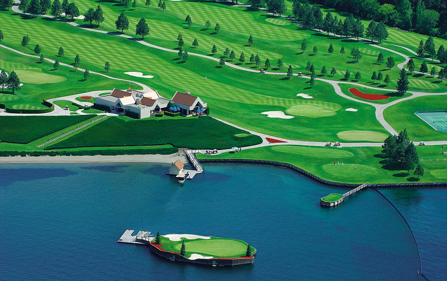 探访全球唯一能漂浮水中的高尔夫球场