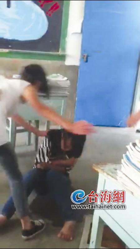 漳州：女学生遭五女同学围殴 旁观者叫好