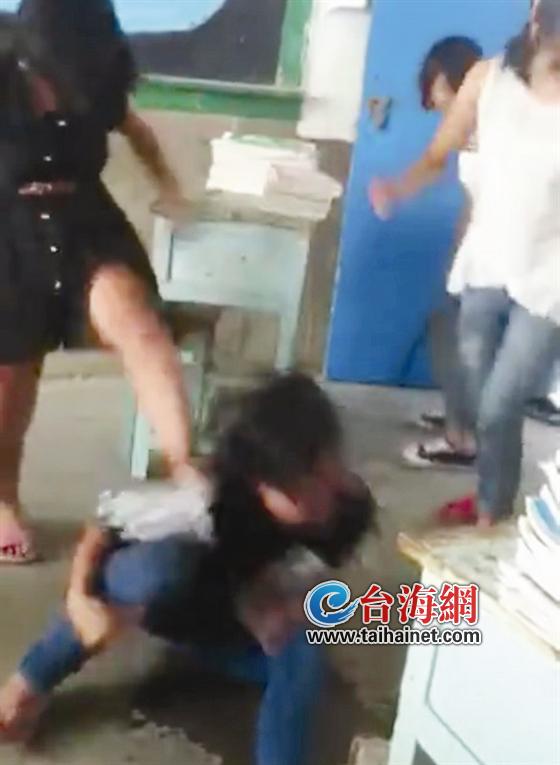 漳州：女学生遭五女同学围殴 旁观者叫好