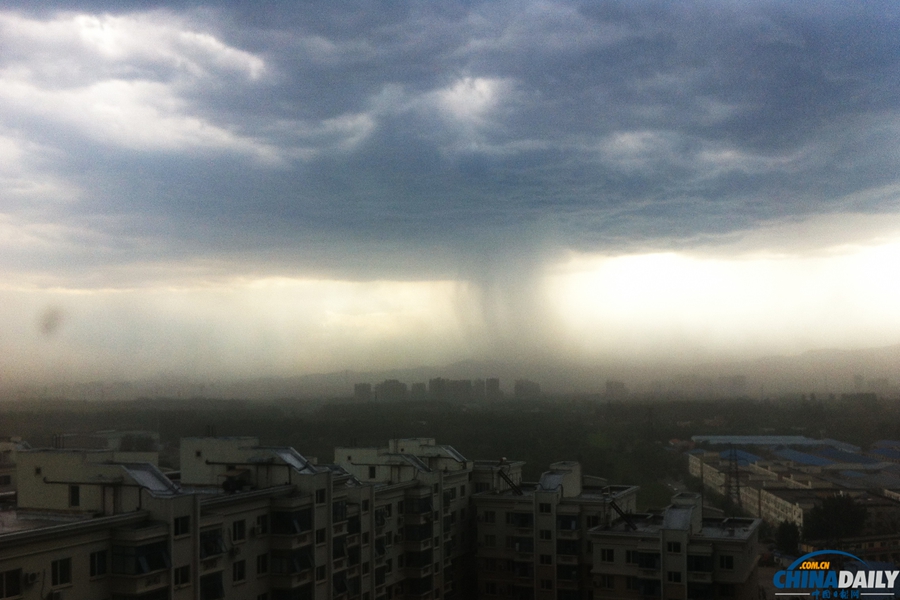 北京现罕见天气 “东边日出西边雨”