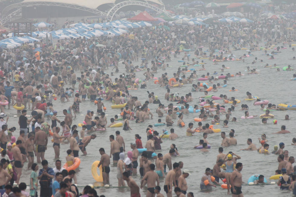 青岛持续高温 海滨浴场游客扎堆如“下饺子”