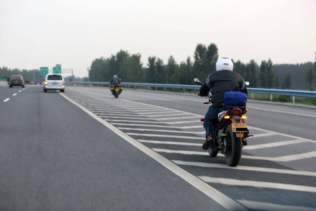 河南高速路现摩托车队150公里飙车
