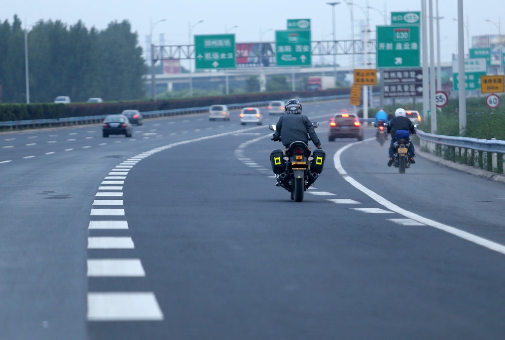 河南高速路现摩托车队150公里飙车