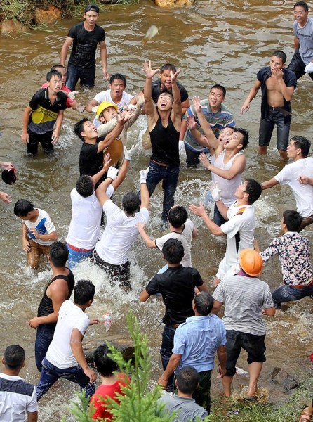 广西举办闹鱼节 上万人水塘抓鱼