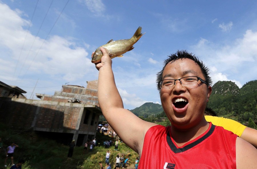 广西举办闹鱼节 上万人水塘抓鱼