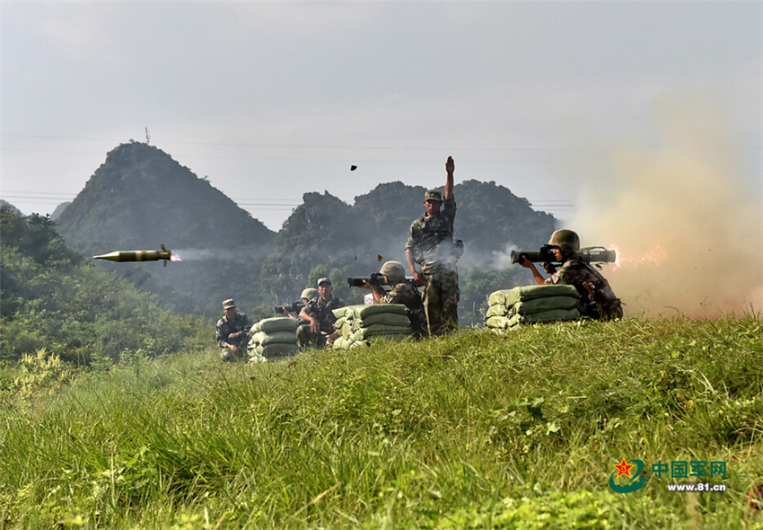 广州军区列装新型单兵火箭 实弹发射照公开