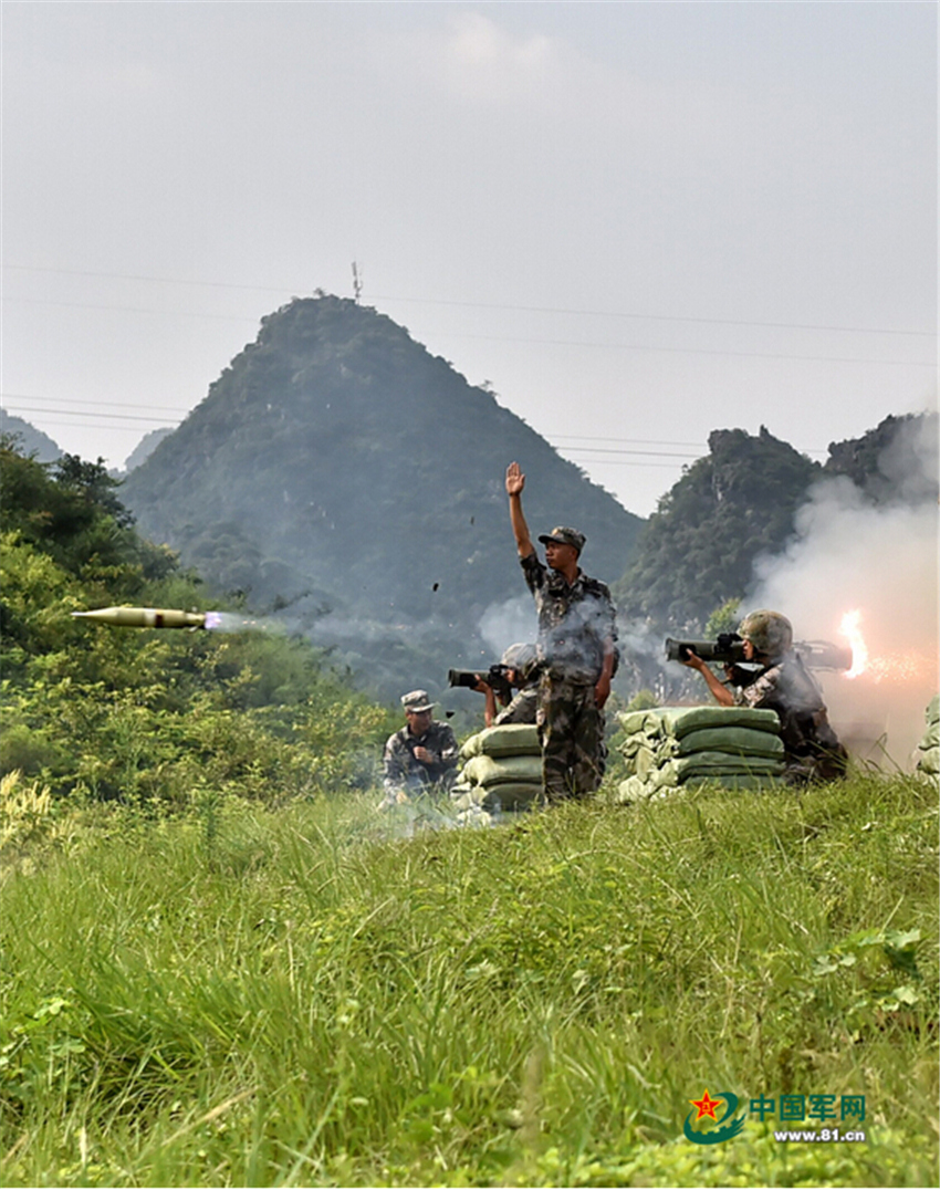 广州军区列装新型单兵火箭 实弹发射照公开