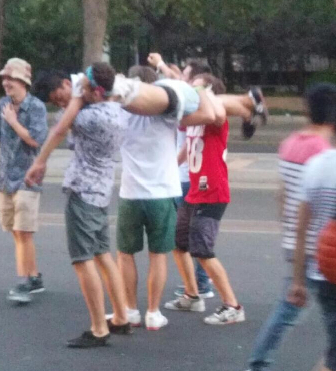 北京6名外籍男子当街脚踏肩扛醉汉拍照