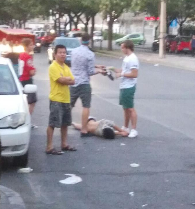 北京6名外籍男子当街脚踏肩扛醉汉拍照