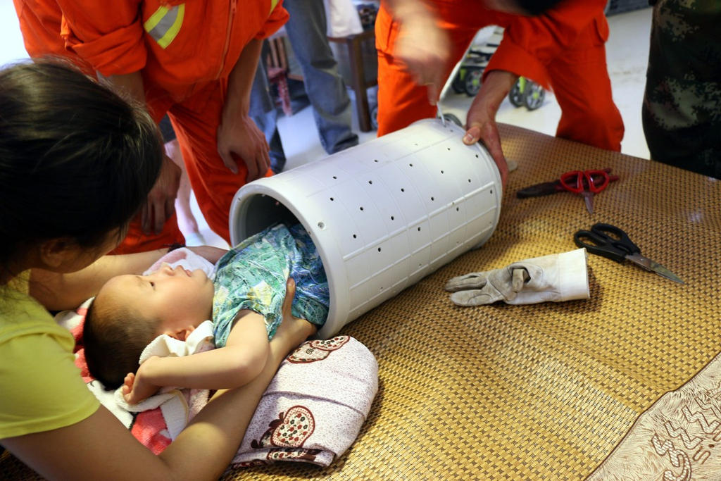 洗衣机“鲸吞”三岁男童 消防官兵紧急救援