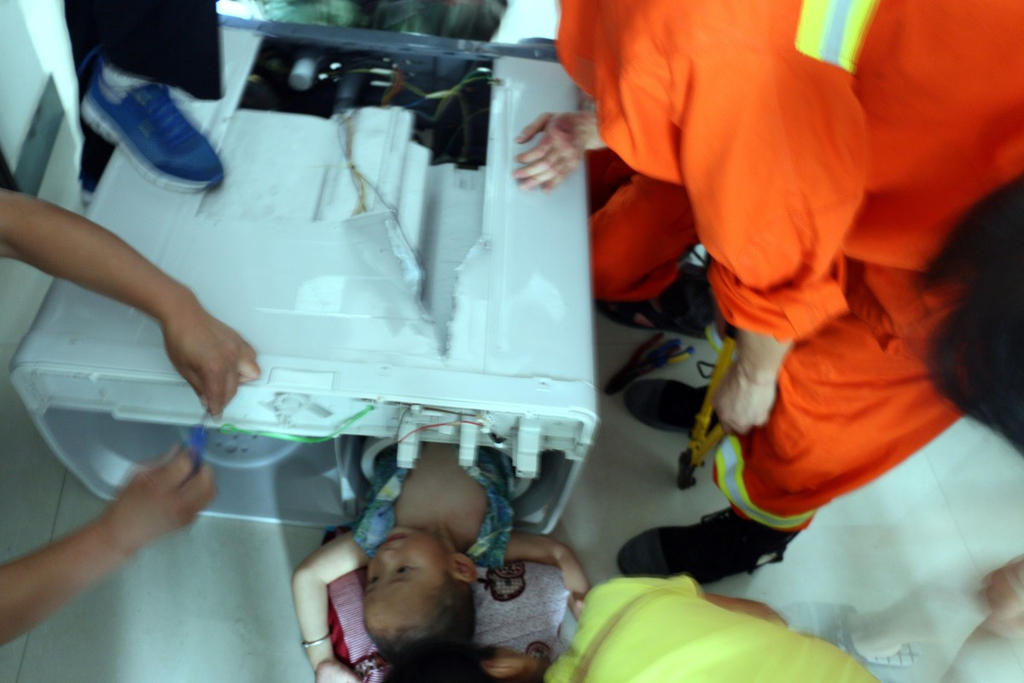 洗衣机“鲸吞”三岁男童 消防官兵紧急救援