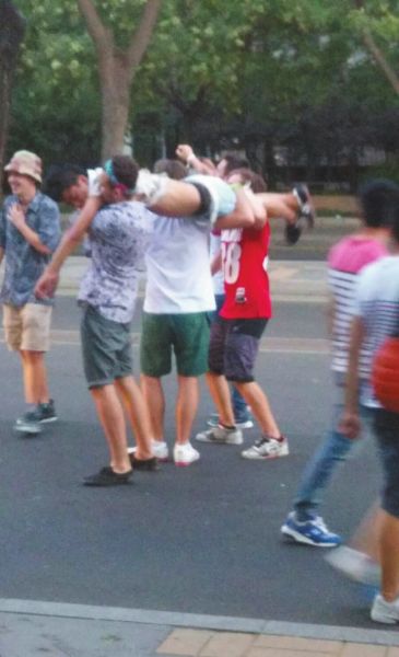 北京6名外籍男子当街肩扛脚踏醉汉拍照(图)